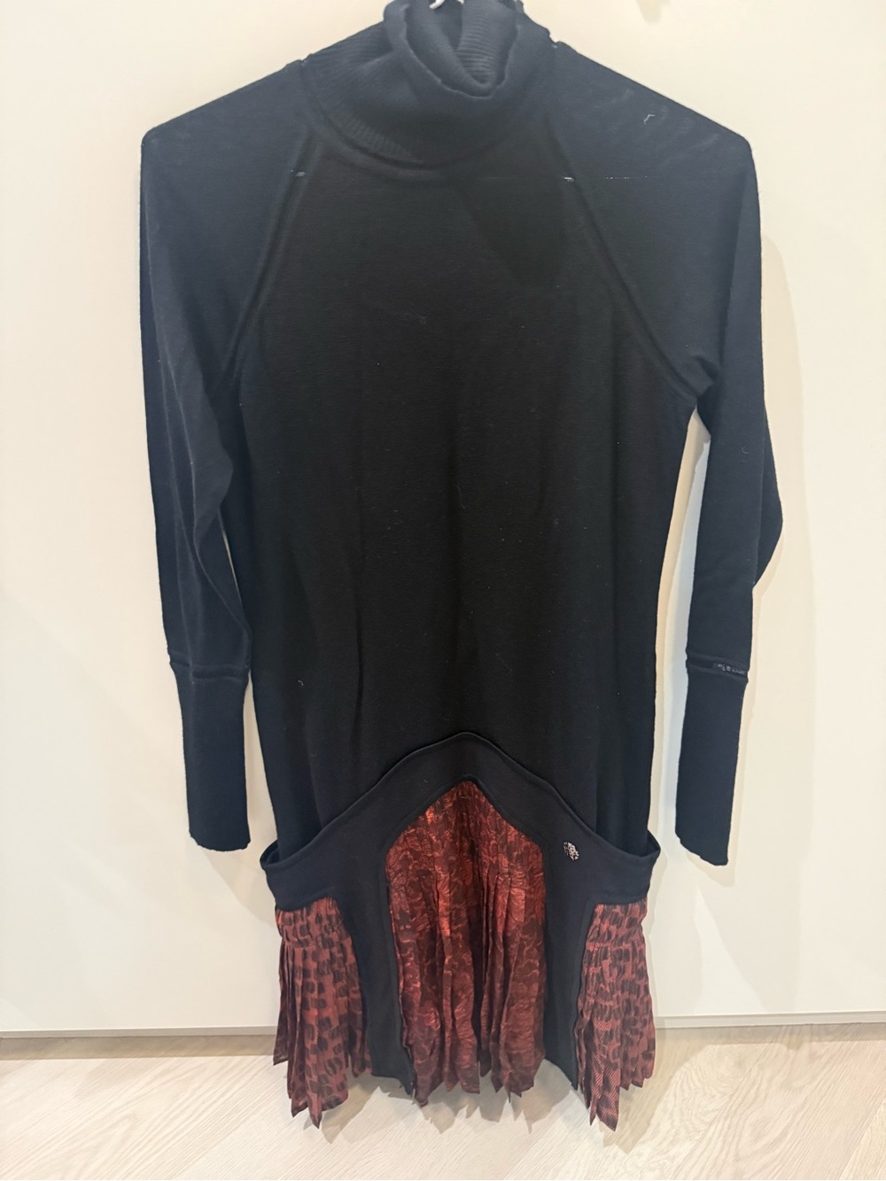 Roberto Cavalli Black
Knit Turtleneck Dress
Pleated Animal PrintEUC size 38